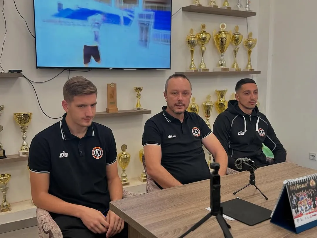 Trener Marjan Nikolić (u sredini) sa prvotimcima (© OK Dubočica)